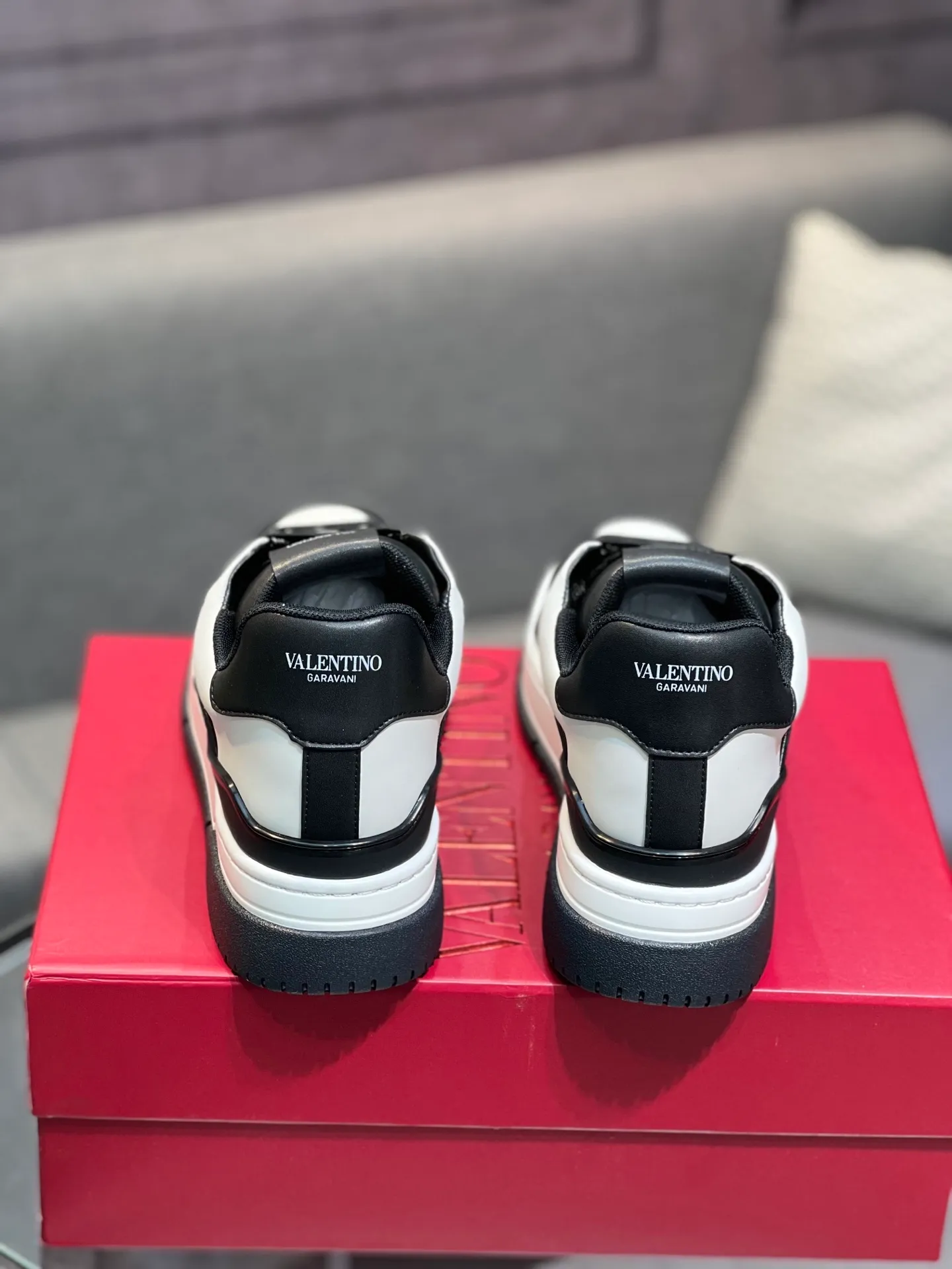 Men's Men's Shoes 💰660 Valentino 2023 early autumn new star shoes are now online! Wang Hedi and Ren Jialun have been worn by many celebrities. Who can refuse the same couple shoes as Wang Hedi! The design of Stars Stab My Heart is cool and spicy. The material of the shoes is cowhide, and every color is beautiful! Size 35-40, men’s size 39-44 (women’s 41, men’s 38, 45🉑️customized)